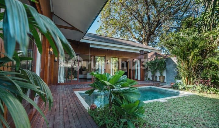 Villa Strategis Luas Ada Garasi Pool Full Furnished di Sanur