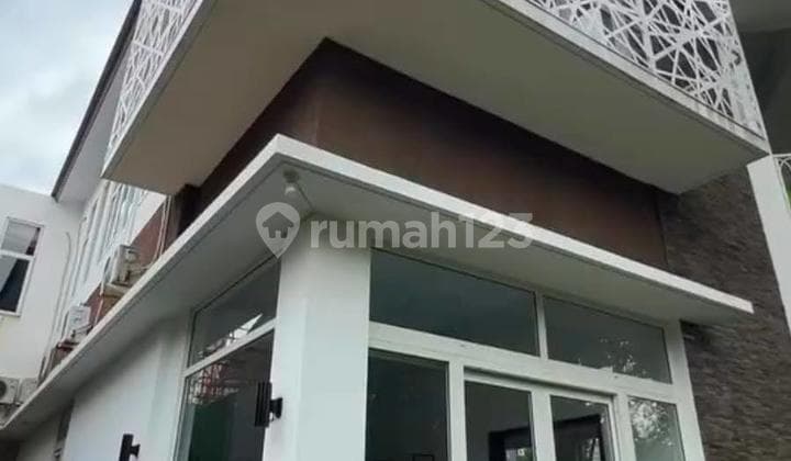 5BR House in Strategic Location Near LRT Cempaka Putih, Central Jakarta