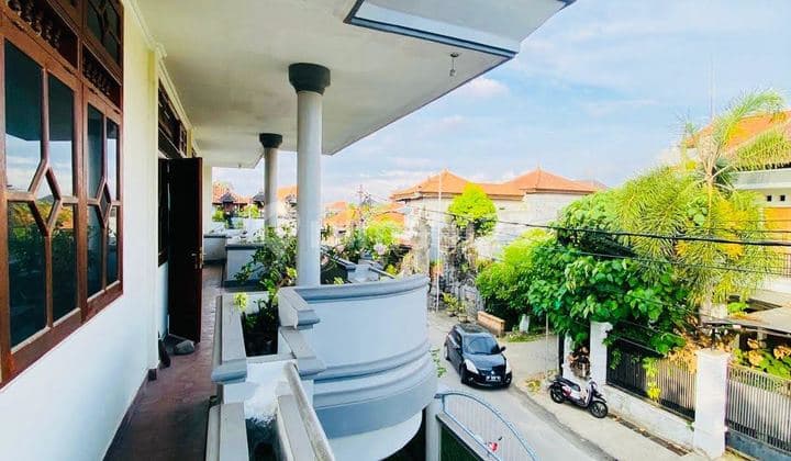 Rumah 2 Lantai Strategis Besar, Ada Balkon di Pedungan Denpasar Barat, Bali