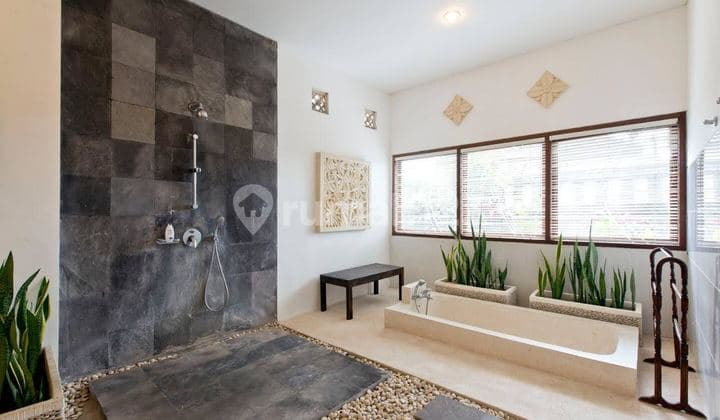 Turun Harga Villa Mewah Berawa Dekat Finns & Atlas, Canggu €" Badung, Bali