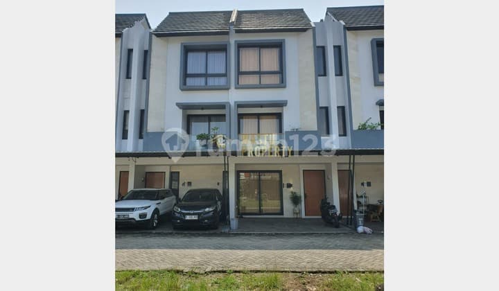 Cheap 3-Story House in Jagakarsa Area, Strategic Location Near Police Station
