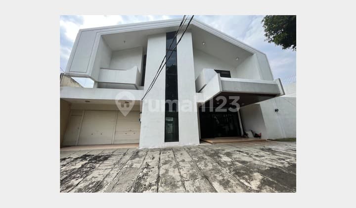 Rumah Besar 2 Lantai Siap Huni Dekat Kawasan Tendean