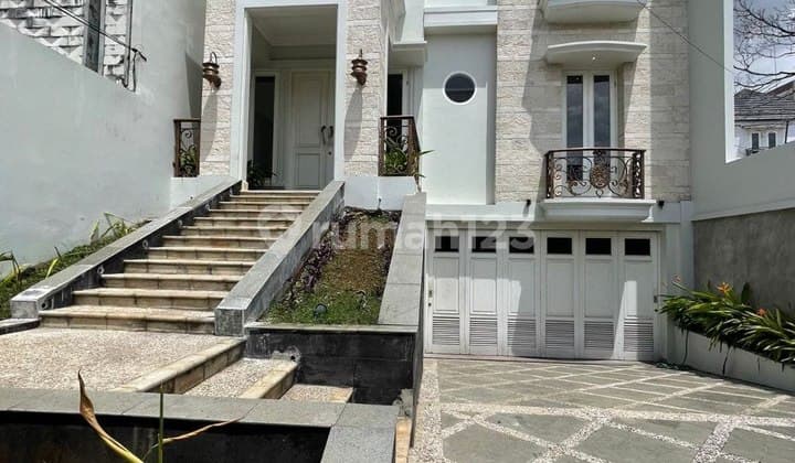 DIJUAL RUMAH MEWAH 2LT + KOLAM RENANG DI JATINEGARA JAKARTA TIMUR