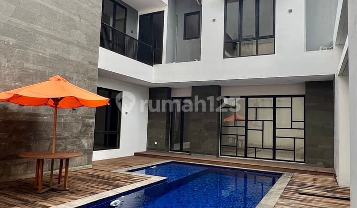 Rumah Emerald Cove Seperti Villa di Bali Ada Kolam Renang