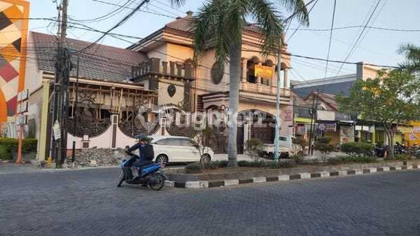 2-Story Luxury House in Gresik, Strategic Location, Suitable for Residence