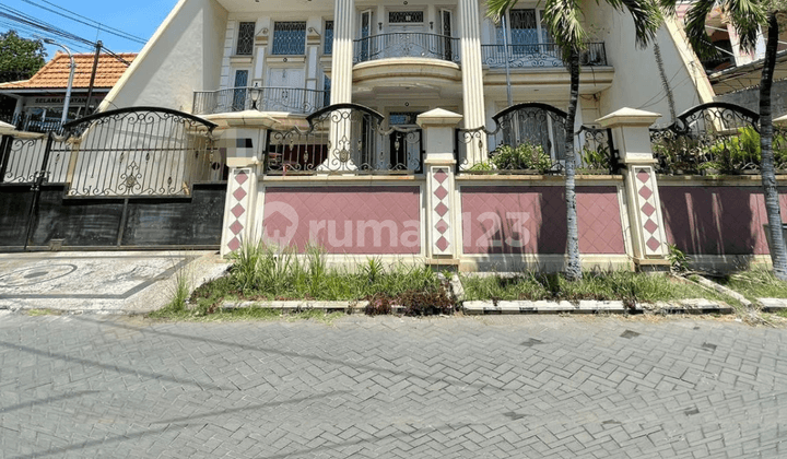 Rumah Mewah Classic di Dharmahusada Indah Barat