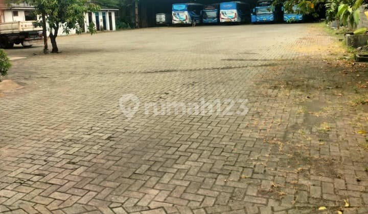 Gudang Terbuka di Sidoarjococok untuk Usaha Transportasi Bus Truk
