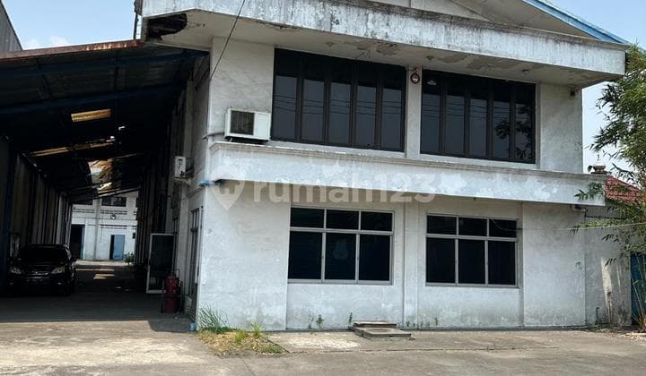 Gudang Ex Pabrik Bringinbendo, Sepanjang Lokasi Strategis