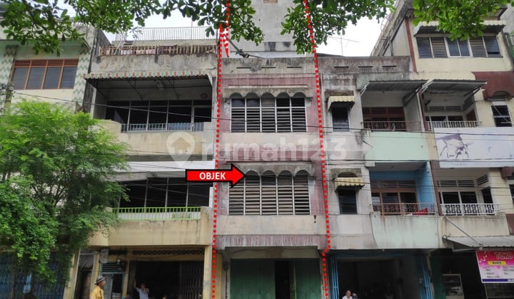 Dijual Ruko 4 Lantai Berlokasi Stategis Seharga Rp 1,7 M!