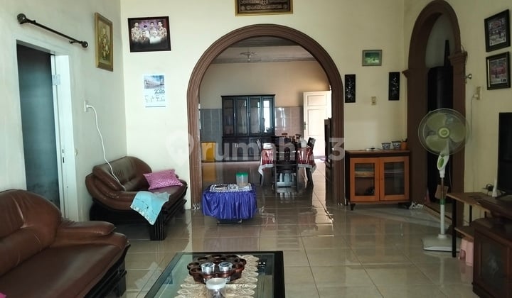 Rumah Luas untuk Temoat Tinggal dan Usaha Bagus