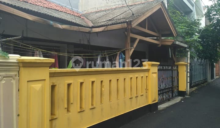 House in West Tebet Near Market and Eco Park