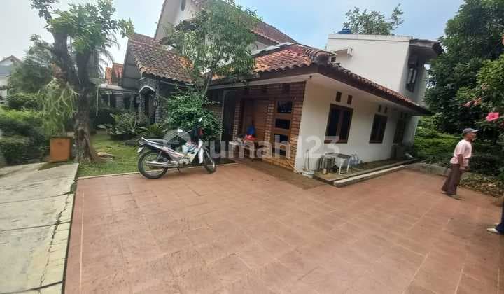 Rumah Asri dengan Tanah Luas di Lokasi yang Tenang