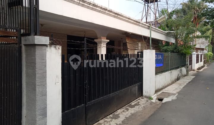 Rumah Lama Di Tengah Kota