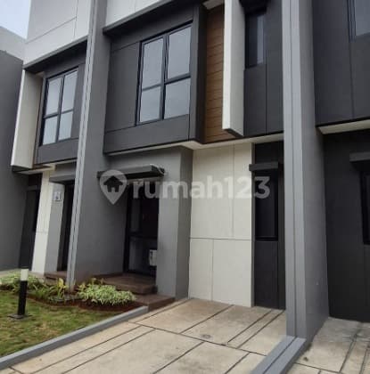 Ready-to-Occupy House for Rent at Summarecon Crown Gading - Super Strategic Location!
