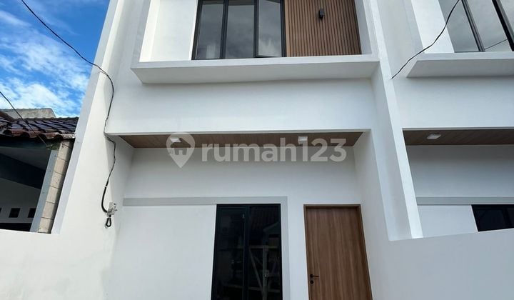 Rumah 2 Lantai Lokasi Strategis dan Siap Huni di Harapan Indah Bekasi