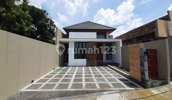 Beautiful Modern Tropical Spacious and Luxurious House on Jalan Kaliurang KM 10, Near Gentan Market