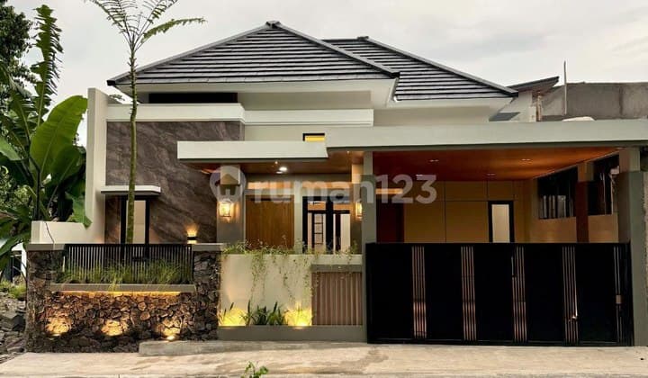 Dijual Rumah Tropis Modern 1 Lantai dengan Tanah Luas di Jalan Kaliurang Km 13, Sukoharjo, Ngaglik, Sleman, Yogyakarta