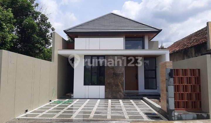 RUMAH CANTIK MODERN TROPIS LUAS MEWAH DI JALAN KALIURANG JOGJA