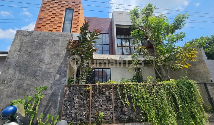 Rumah Modern Industrial Luas View Merapi di Maguwo Jogja