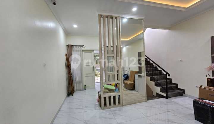 Cluster Crystal Rumah 3 Lantai Renov Rapih Siap Huni