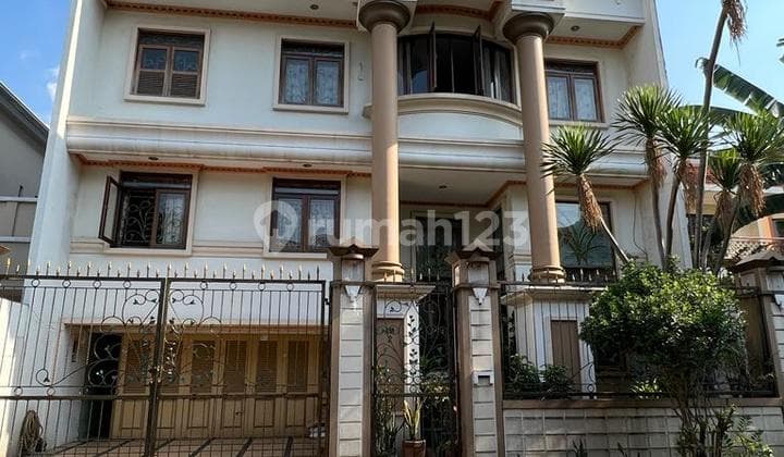 Strategic central city house for quick sale near city park, Al-Azhar school 1, move-in ready, Puspita Loka, BSD City, Serpong, Tangerang, Banten.