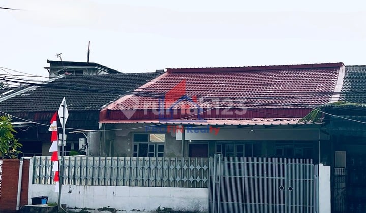 Rumah Dekat Akses KRL di Taman Kota