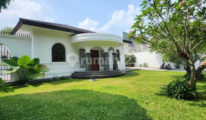 Disewakan Rumah Mewah Di Kemang Dalam, Dekat Hero With Nice Garden, Ada Swimming Pool, Lokasi Tenang & Bebas Banjir.