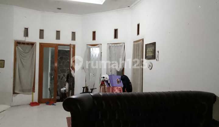 Rumah Besar dengan Halaman Sangat Luas di Bojongloa Bandung