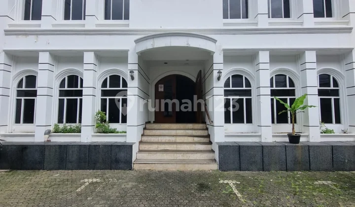 Dijual, Kebayoran Baru, Strategis di Area Komersil, Rumah Ex Klinik Kecantikan
