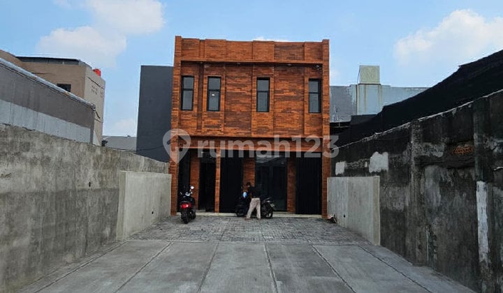 Disewakan Ruko Siap Pakai Strategis di Ujung Menteng Jakarta
