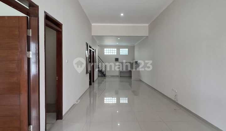 Rumah, 1 Lantai, SHM, di Taman Kopo Indah,