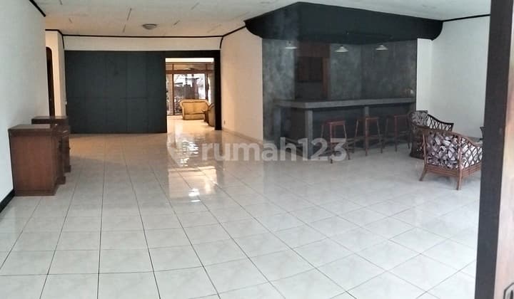 Komplek Perkantoran, Asri, Nyaman, Taman Luas dan Pool