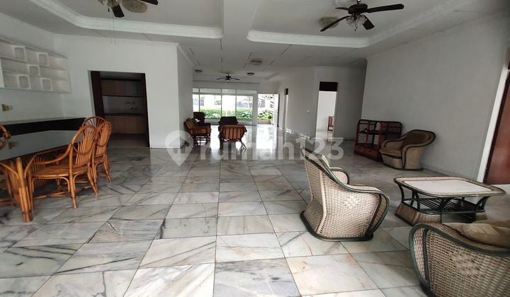 Can be used for offices, other businesses, ample parking, wide road