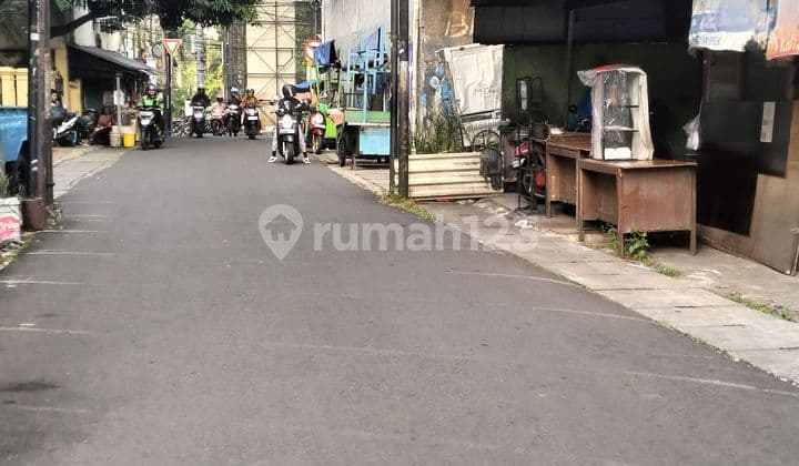 Rumah Lama Cocok untuk Kos Kosan Hanya 5 Menit ke Stasiun MRT