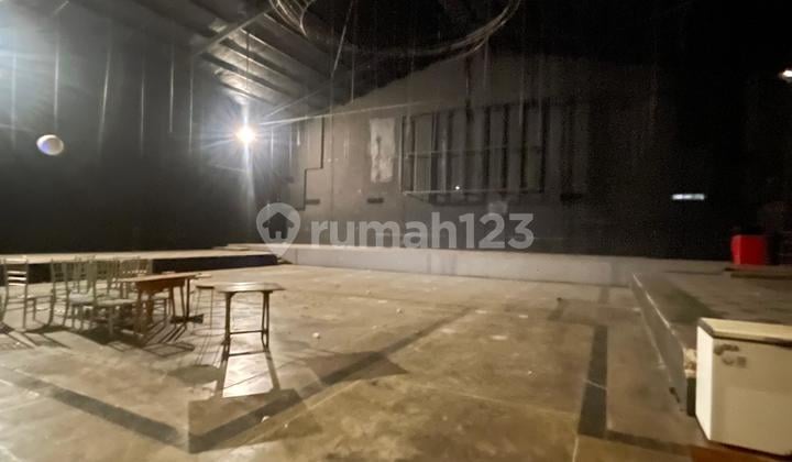 Ruang Usaha Lahan Parkir Luas Cocok untuk Usaha Komersil