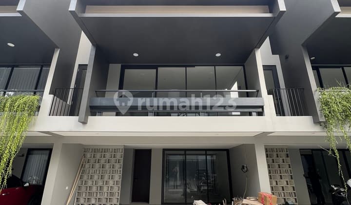 Dijual Rumah Mewah 3.5 Lantai Jarang Ada Dikemang Lokasi Strategis