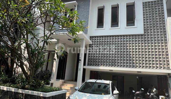 Disewakan Rumah Mewah 2 Lantai Dalam Cluster Plus Swimming Pool