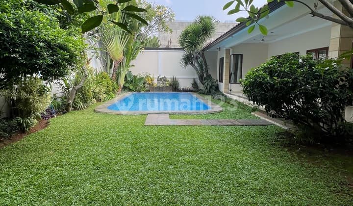 Disewakan Rumah Mewah Cantik Plus Kolam Renang Lokasi Strategis