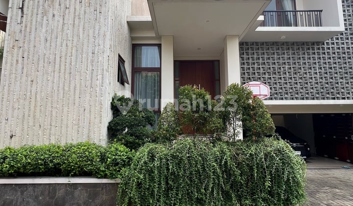 Disewakan Rumah Mewah 2 Lantai Dikemang Plus Swimming Pool Area Strategis