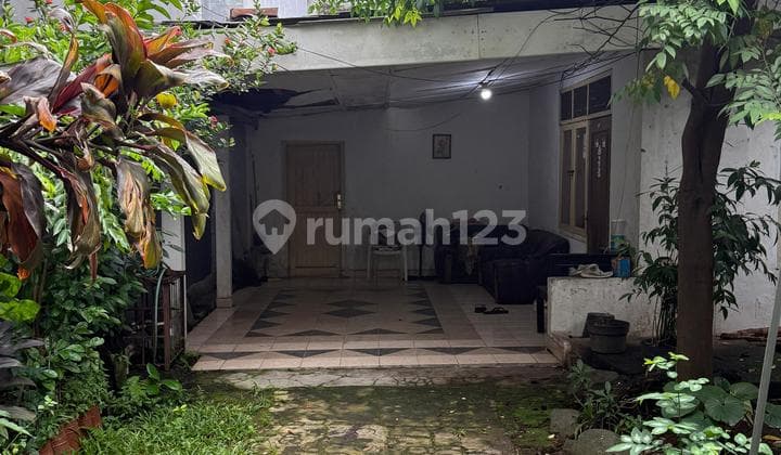 Dijual Cepat Rumah dengan Halaman Luas di Kompleks Pertanian, Pasar Minggu - Jakarta Selatan
