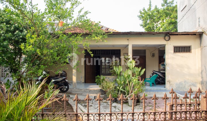 Rumah dengan Halaman Depan Luas di Kemayoran Jakarta Pusat