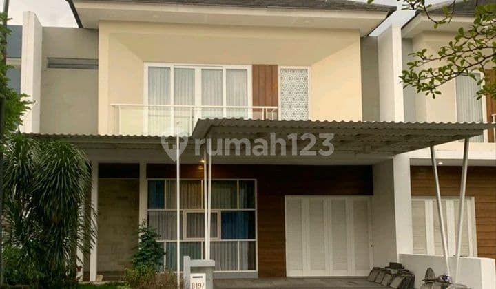 Rumah 2 Lantai Terletak di Jalan Utama Cluster dengan Row 20 Meter