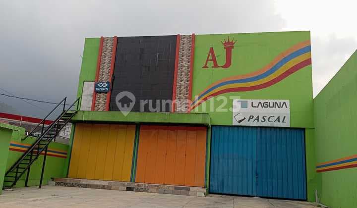 Di Jual Gedung Tempat Usaha .dengan Ruangan Luas .dan Lokasi Strategis Pinggir Jalan Leles Dan Wilayah Perbelanjaan Yang Ramai.