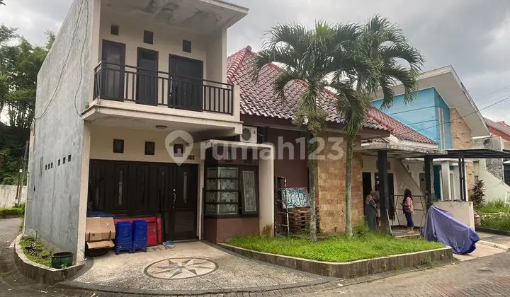 Two-Story Hook House in a Strategic Location, Dieng Area, Central Malang City
