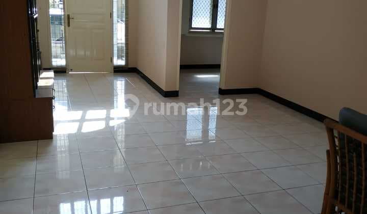 DISEWAKAN RUMAH SIAP HUNI DI MEKARWANGI 2 LANTAI SEMI FURNISH HUNIAN NYAMAN DAN LOKASI STRATEGIS