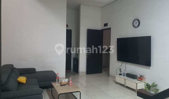 For Sale 2-Story House in Singgasana Pradana Complex Bandung Comfortable Semi-Furnished Residence with Easy Access