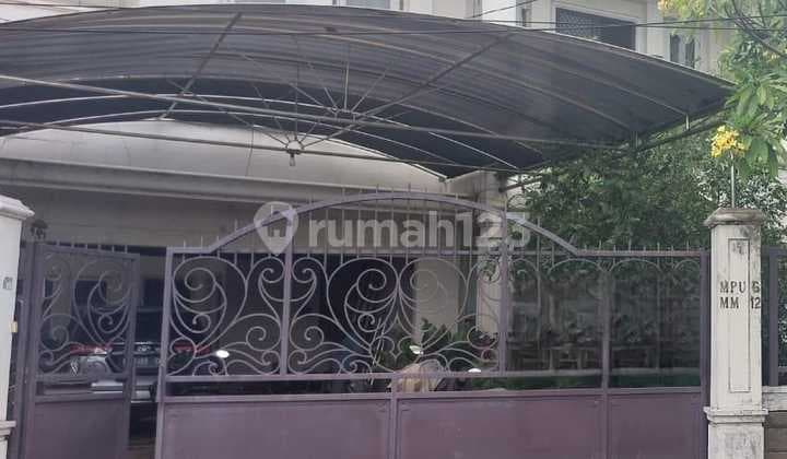 Hook House in the Elite Area of East Surabaya Near Merr, Pakuwon City