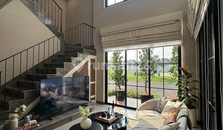 HIDUP TANPA KOMPROMI! Rumah 3 Lantai, Carport 2 Mobil