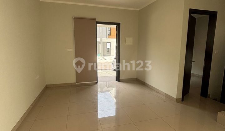 Disewakan Rumah 2 Lantai Summarecon Gading - Siap Huni, 3 Kamar Tidur