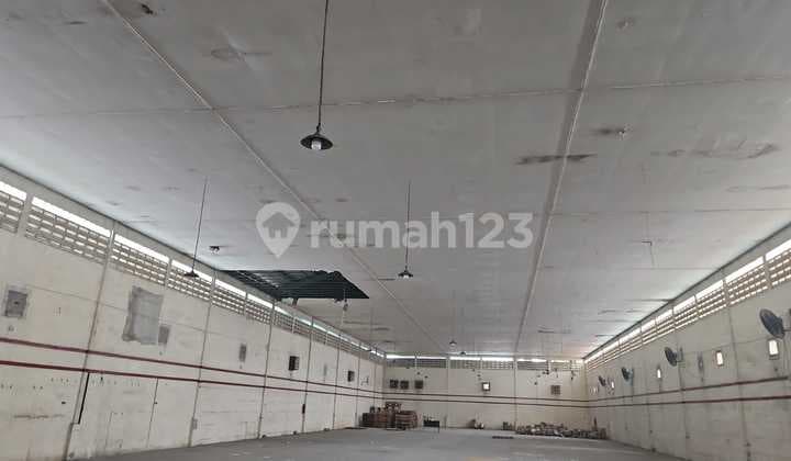 Warehouse for Rent in a Busy Location, Suitable for Car Showrooms & Expeditions